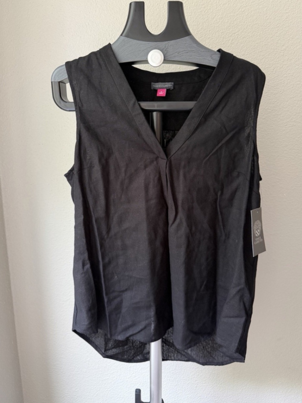 Vince Camuto Women's Black Solid Pleated V-Neck Sleeveless Pullover Blouse M